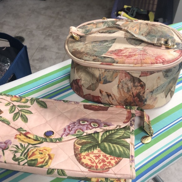 Maggyb Soft lrg PLUS danielle cosmetic travel bag PLUS ocean reef body scrubber - Picture 3 of 13